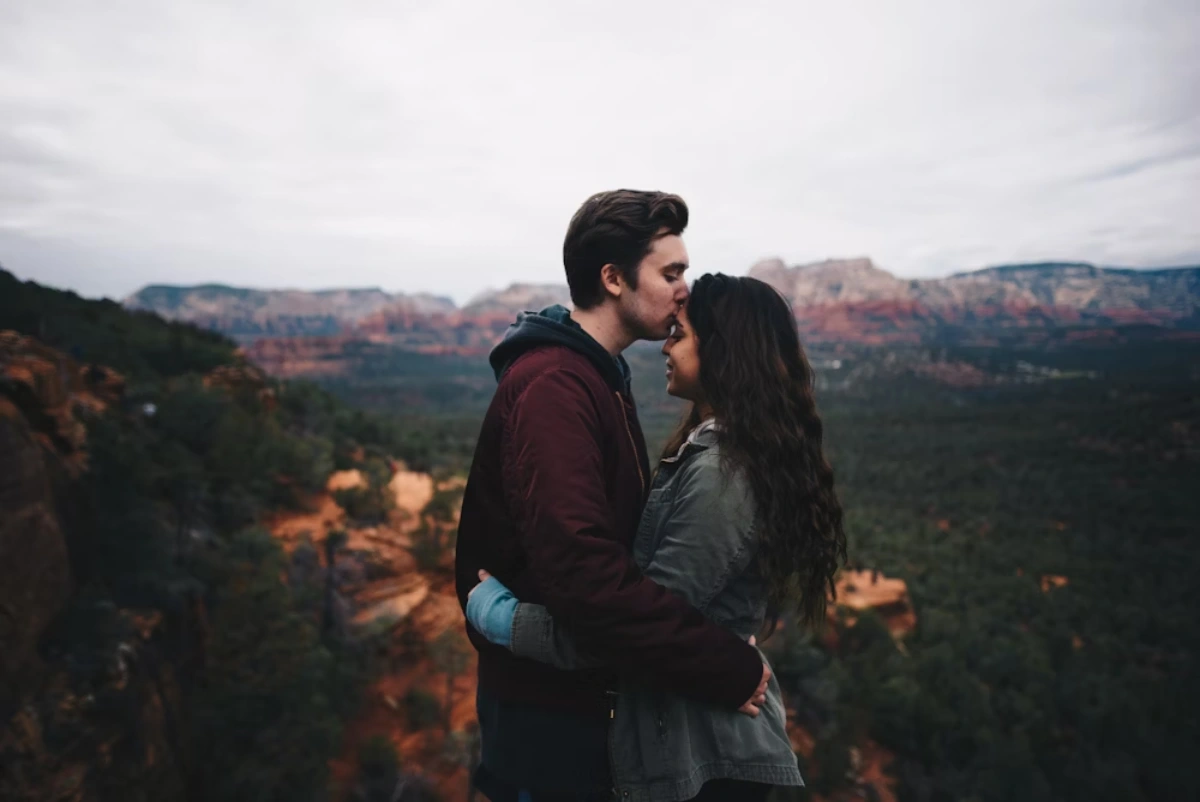 HookupStop Review - young couple in the mountains
