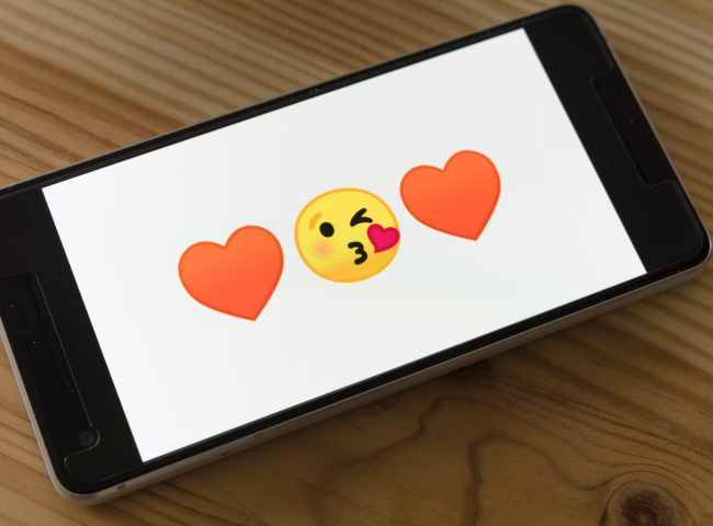 Smartphone with a screensaver with hearts