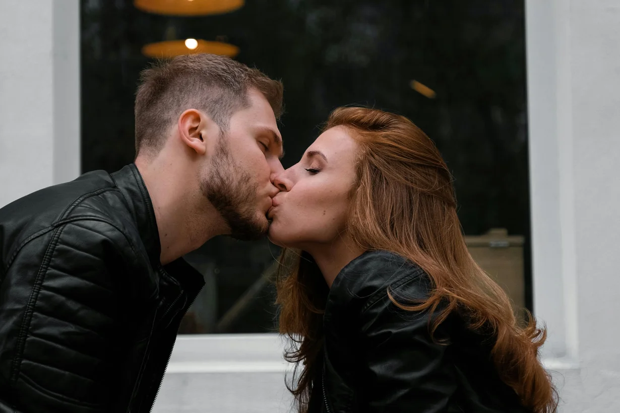 Unitedflings: kiss on the street in the bustle of the city