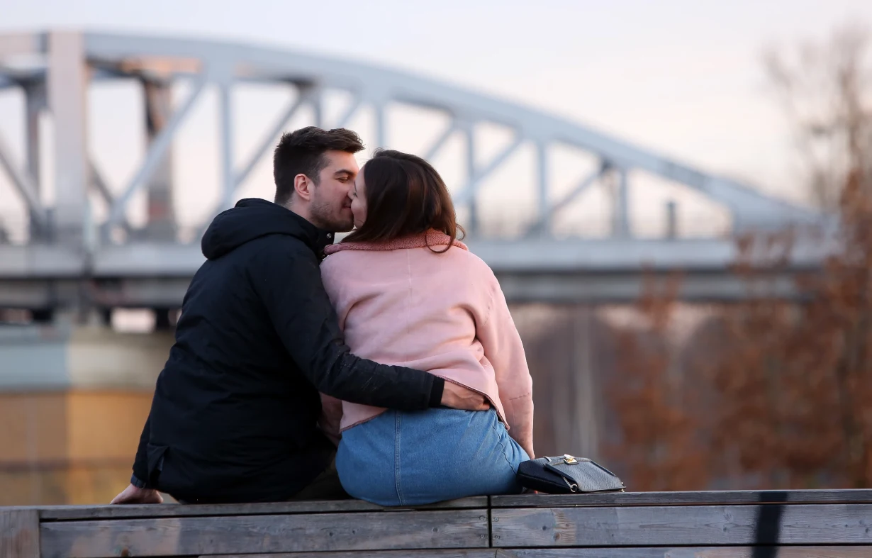 DateYou - lovers kiss overlooking the bridge