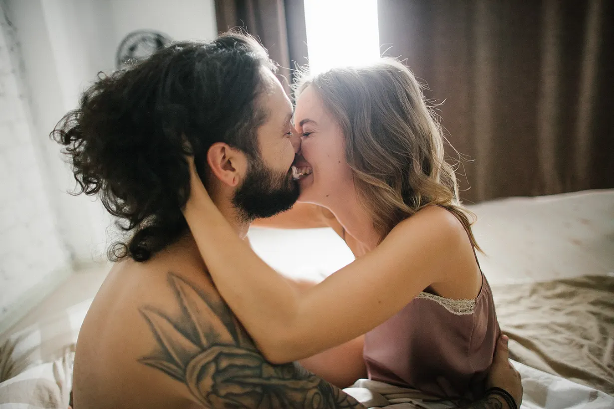 Hookupeasytonight - morning kiss of lovers
